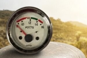 Voltimetro 52Mm 12V 6-16 Escala Color Tablero Blanco Aro Cromado