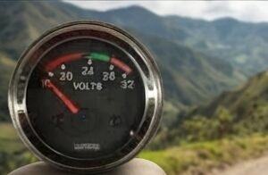 Voltimetro Escala 6-16 12V 52Mm Con Piloto Inteligente Avisa Bateria 15V O 11V